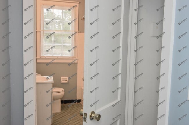 Building Photo - $900- Beautifully Updated 1-Bedroom, 1-Bat...