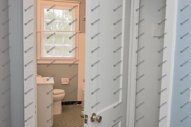 Building Photo - $900- Beautifully Updated 1-Bedroom, 1-Bathroom Duplex Unit