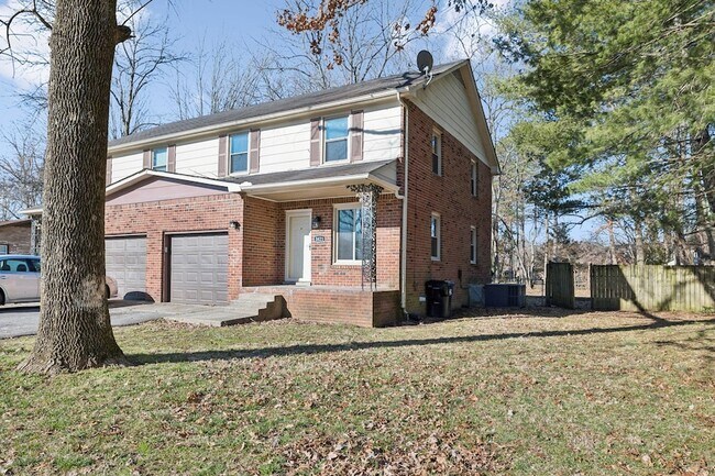 Building Photo - 1421 Huntington Dr