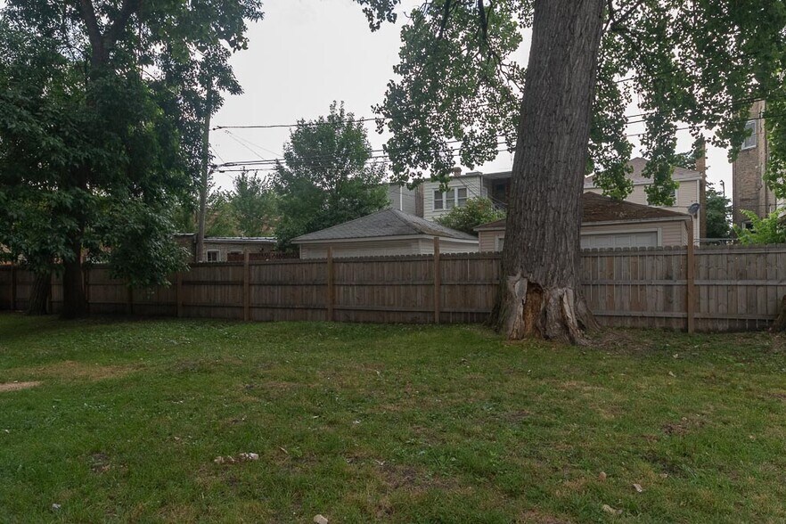 Building Photo - 2537 N Kildare Ave