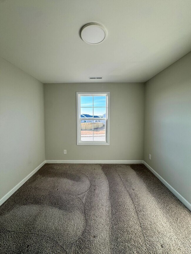 Building Photo - Stunning 4 Bed Home with Fenced Backyard