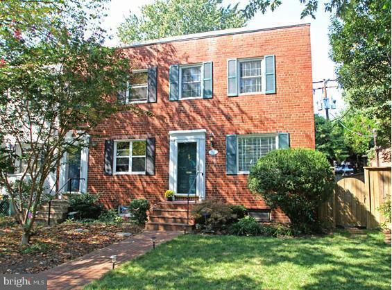 Building Photo - Classic Townhome with Hardwood Floors and Functional Layout
