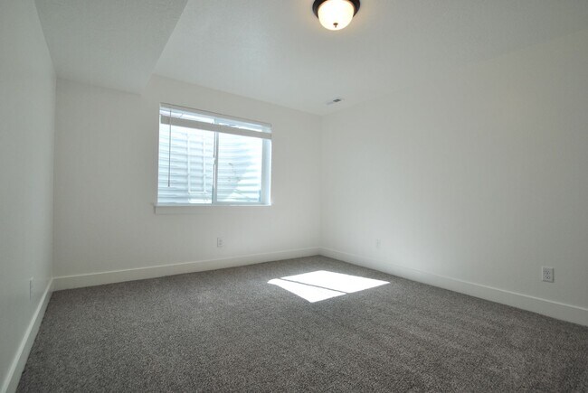 Building Photo - Convenient Tremonton Living | 3-Bed Townhome with Amentities