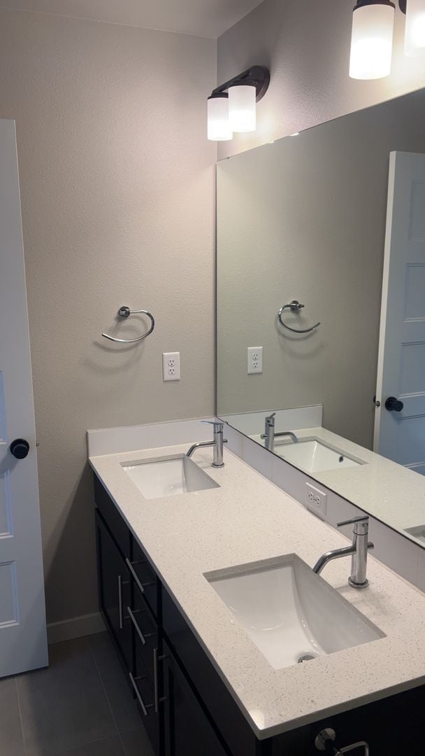 Building Photo - Modern 3-Bedroom Condo in the Heart of Lyn...