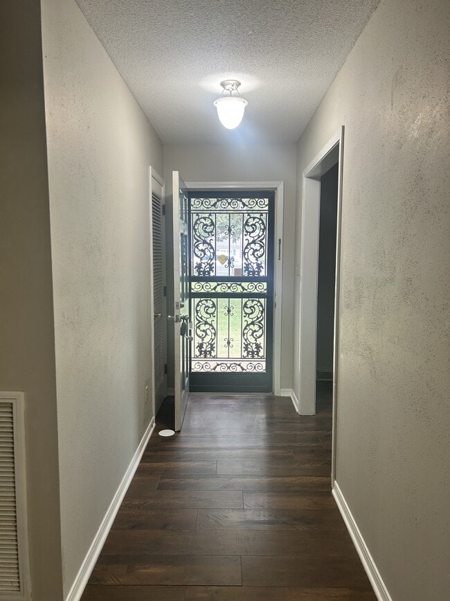 Building Photo - 2230 Cloyd Blvd