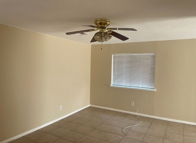 Building Photo - Beautiful 4 Bedroom 2 Bathroom house ( Smo...