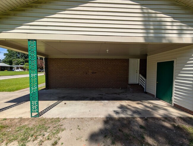 Building Photo - 3 Bedroom, 1.5 Bath Home with HVAC & Fenced Backyard