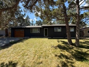 Building Photo - Beautiful 3 Bed/1 Bath Home with Large and Fenced Backyard - SE Bend