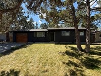 Building Photo - Beautiful 3 Bed/1 Bath Home with Large and Fenced Backyard - SE Bend