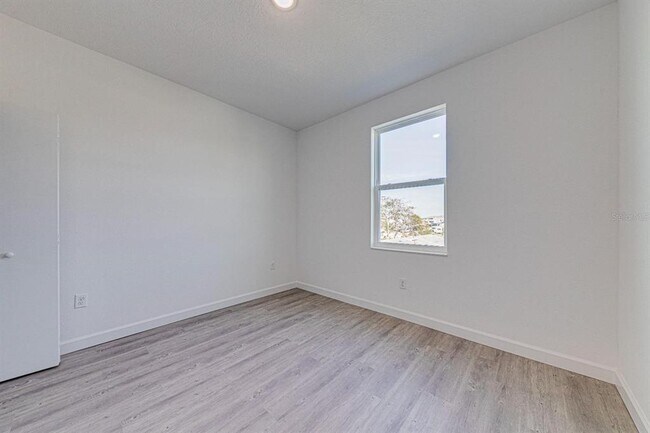 Building Photo - 400 Famagusta Dr