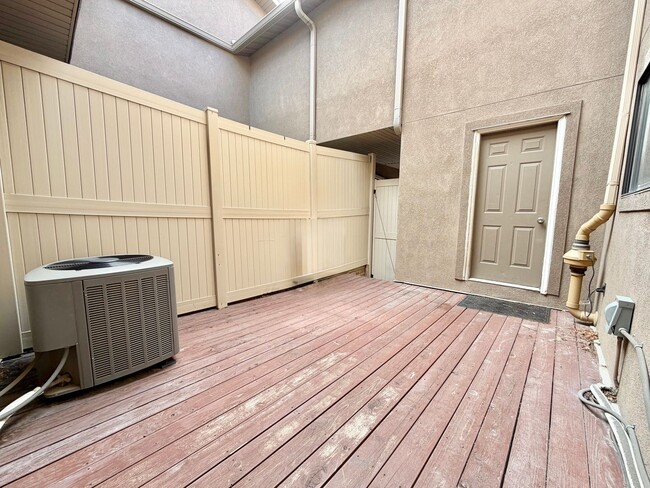 Building Photo - 8758 Oak Park Cir