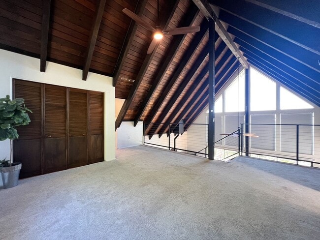 Building Photo - 542 E Spring St