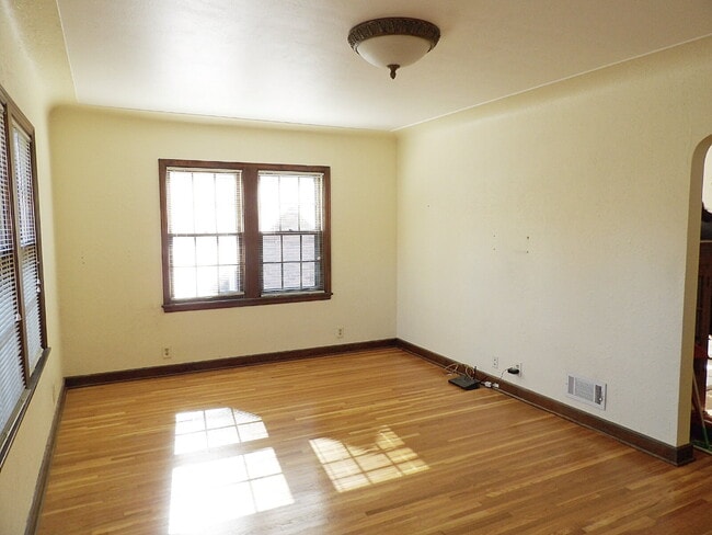 Building Photo - Cozy 2 Bedroom 1 Bathroom in S. Minneapolis