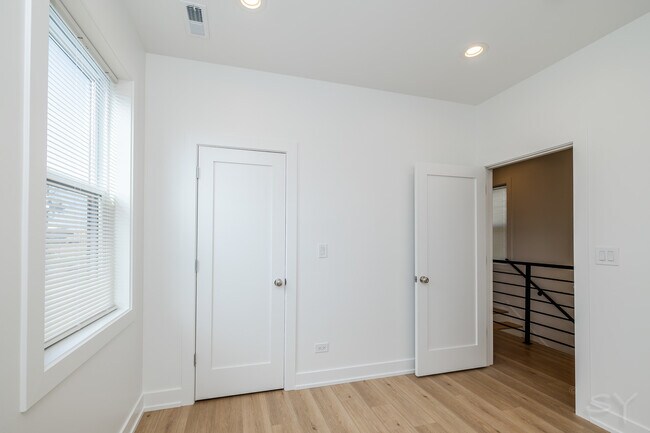 Building Photo - 6050 S Eberhart Ave