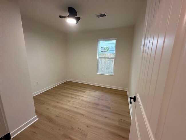 Building Photo - 5017 Kenilwood Dr