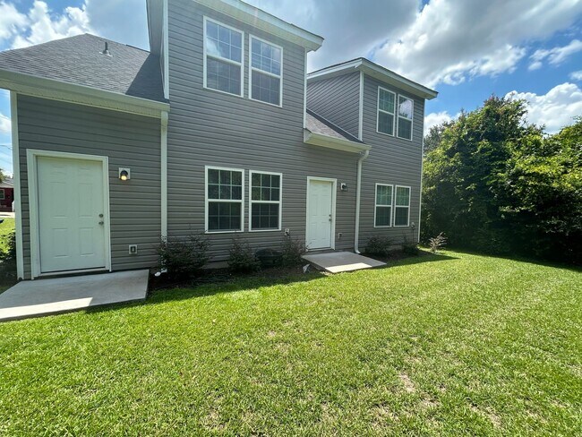 Building Photo - $1995  a Month For Lovely Duplex in Historic Melrose Heights