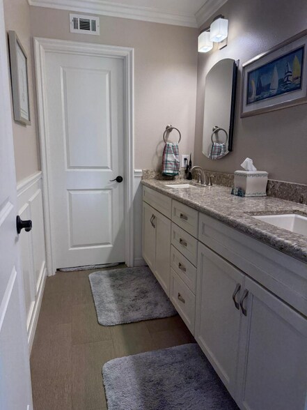 Building Photo - 6 Peacock Ct