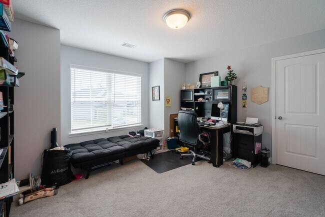 Building Photo - Spacious 4 Bed, 4 Bath