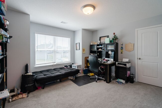 Building Photo - Spacious 4 Bed, 4 Bath Home in HOA Community