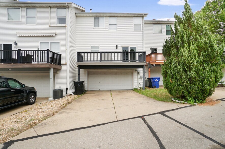 Building Photo - 909 N Hanley Rd