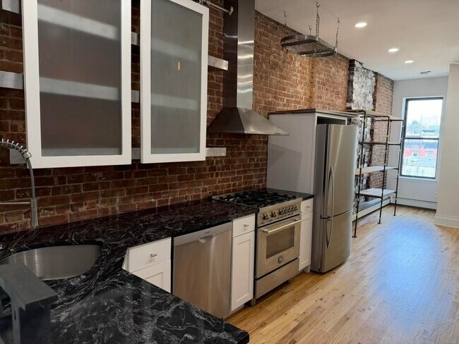 Building Photo - 805 Park Ave