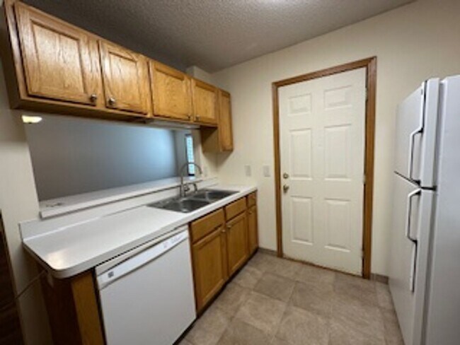 Building Photo - 2 Bed | 1.5 Bath Townhome with Attached Garage- Apple Valley -Available NOW
