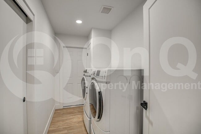 Building Photo - 1725 W Mitchell Dr