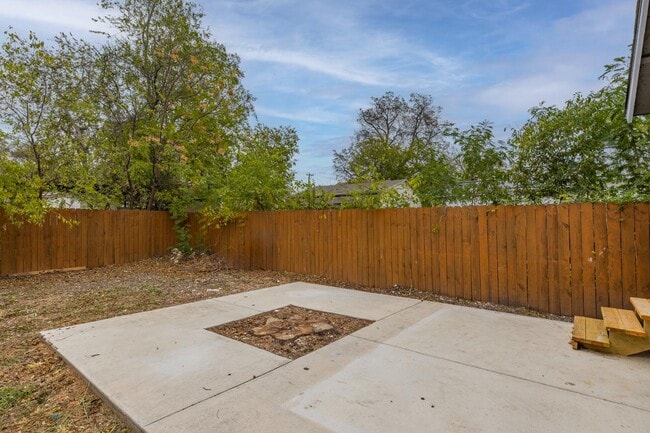 Building Photo - 125 Forrest Ave