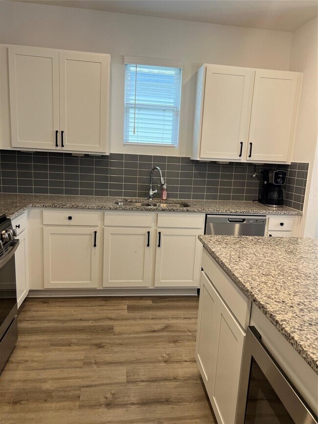 Building Photo - 13107 Clear View Dr