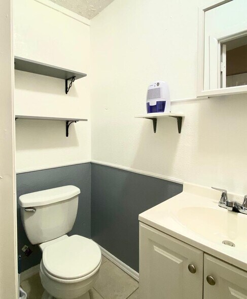 Building Photo - 4047 Las Vegas Dr