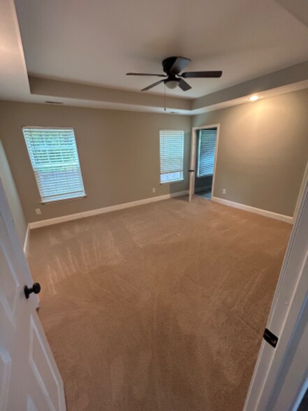 Building Photo - 10 N Rockview Dr