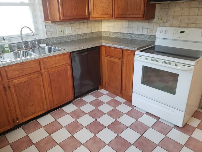 Building Photo - 19 Maplewood Ave