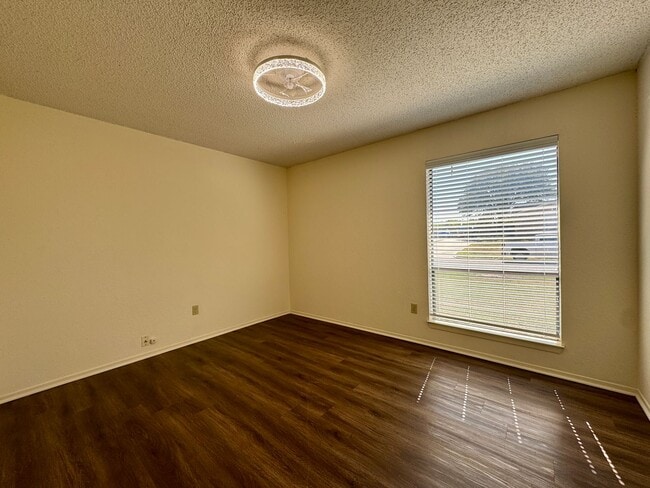 Building Photo - Single Family Home *LEASING SPECIAL AVAILABLE*