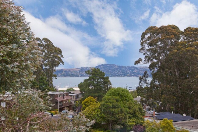 Building Photo - Updated and Bright 2 Bedroom Condo with Wr...