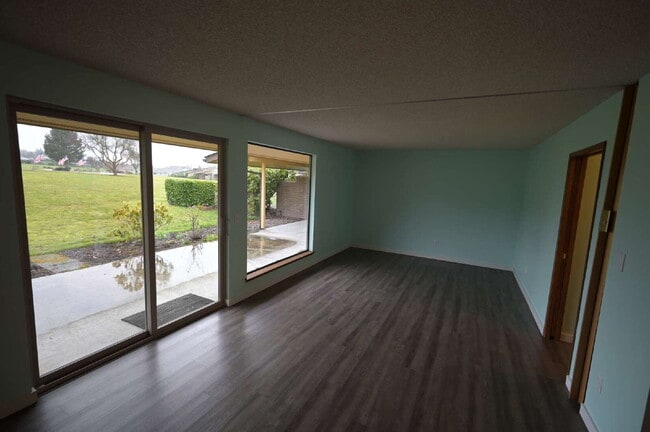 Building Photo - 1 bed 1 bath condo in 55+ community: ALL Utilities included!