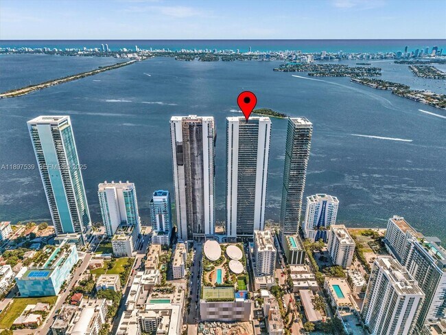 Building Photo - 700 NE 24th St