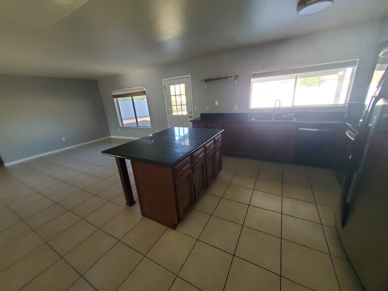 Building Photo - 3907 S Mitchell Dr