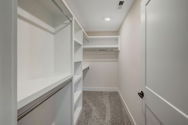 Building Photo - Modern 4 Bedroom/ 3 Bath Home in East Nash...
