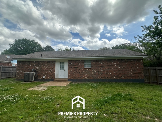 Building Photo - Modern 3BR/2BA Bartlett Area Home | Brick Fireplace & Spacious Fenced Yard