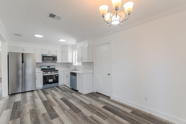 Building Photo - 10126 Pine Moss Dr