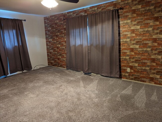 Building Photo - Luxurious 4 bedroom 2 bath house with river view - pet-friendly!