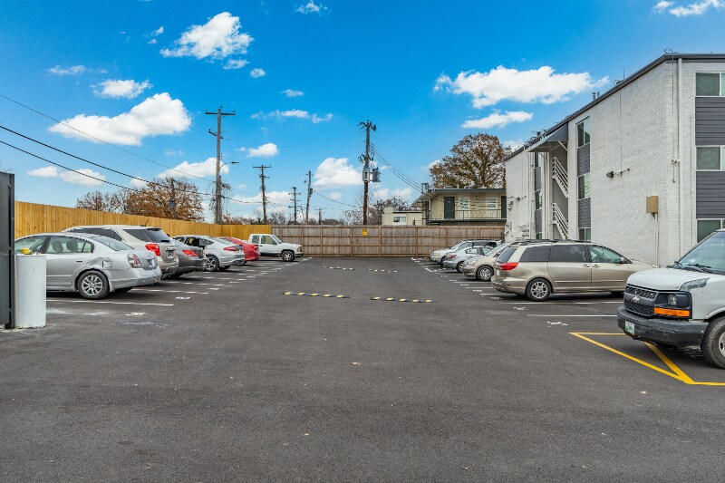 Building Photo - 1386 Court Ave