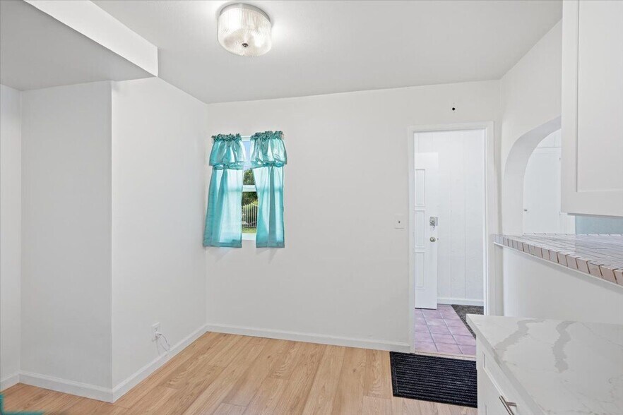 Building Photo - 858 Ashfield Ave