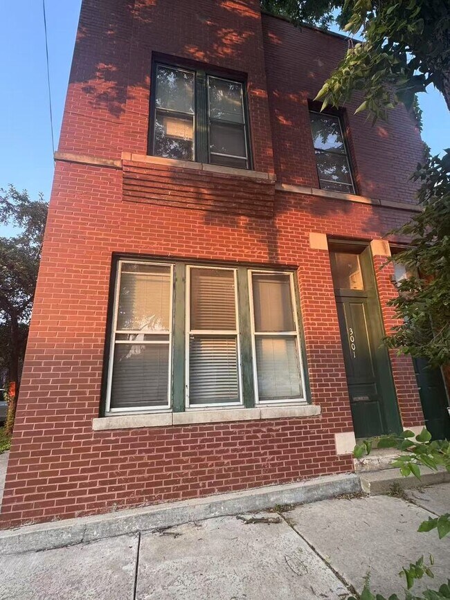 Building Photo - 3017 S Lyman St