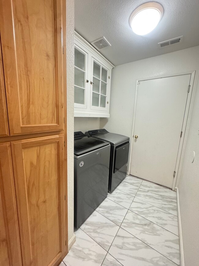 Building Photo - 5318 Pembroke Ct