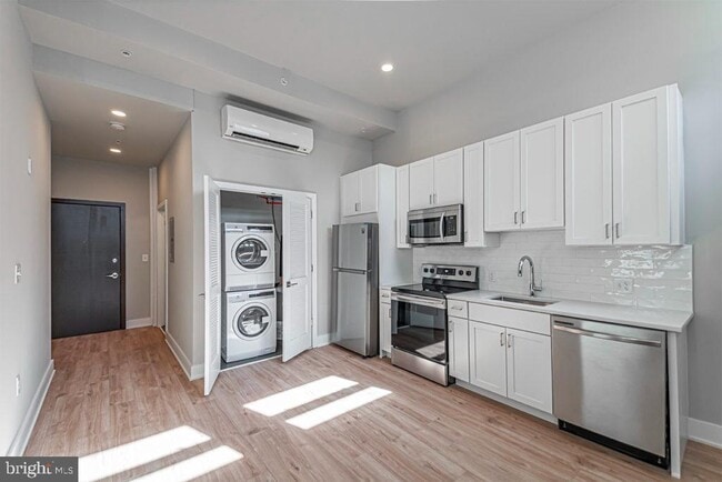 Building Photo - 1300 S 19th St