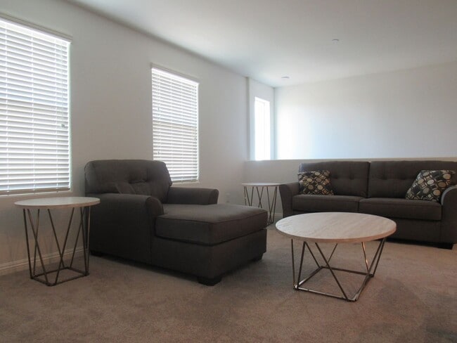 Building Photo - 3 Bedroom Townhome located near Nellis Base!