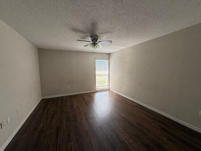 Building Photo - Charming 2 bedroom home with a pool