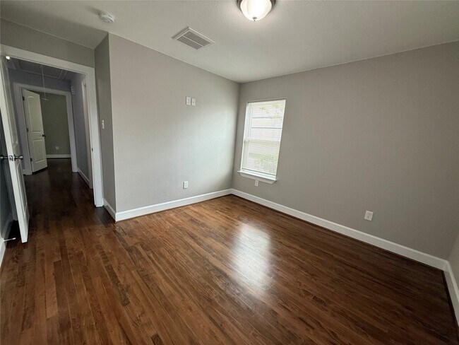 Building Photo - 1146 Majestic St