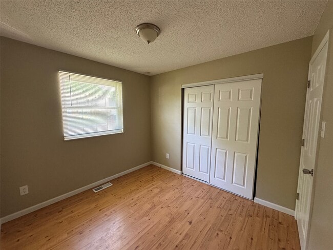 Building Photo - 1161 Saratoga Dr